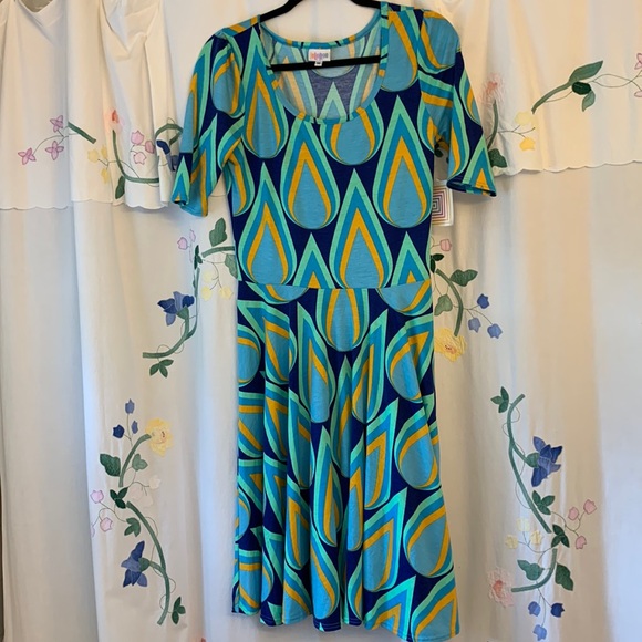 LuLaRoe Dresses & Skirts - NWT LuLaRoe dress Scoop neck Mid-length sleeves Fitted bodice A-line skirt Sz M